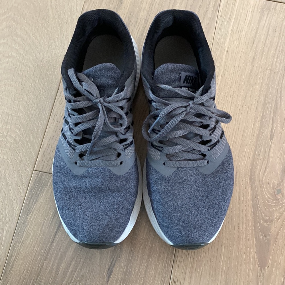Nike running shoes - Picture 2 of 5